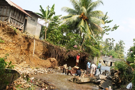 Irigasi Ambruk, Rumah Warga Nyaris Terjun