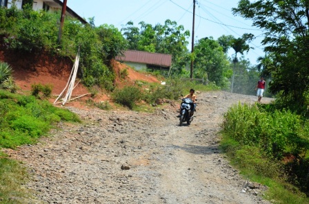 Truk Hancurkan Jalan