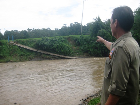 Setahun Putus, Jembatan Tak Kunjung Diperbaiki