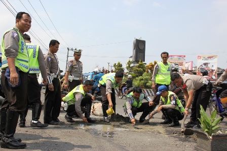 Polisi Semen Jalan Berlubang