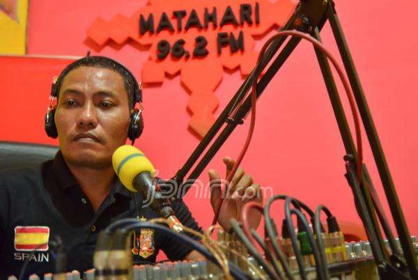 Si Pembuat Bom Banting Setir Jadi Penyiar Radio