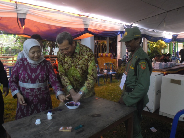 Bupati dan Istri  Nyoblos di TPS 1