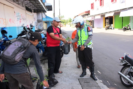 Pecinta Alam Bagikan Bibit Pohon