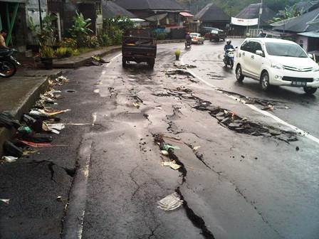 Banjir, Jalan Rusak