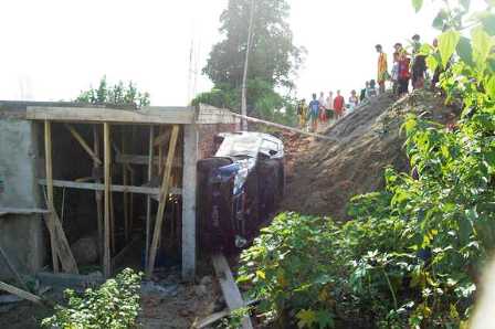 Avanza Nyungsep ke Rumah