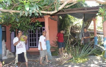 Ditimpa Pohon Kelapa, Rumah Rusak