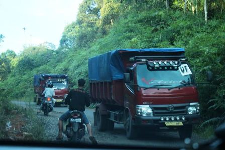 Lewat Curup, Truck BB Langgar Izin