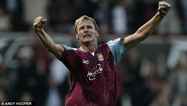 Teddy Sheringham Jabat Pelatih Striker West Ham