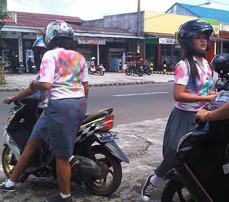 Siswa Acuhkan  Imbauan Diknas // Tetap Konvoi, Coret Terminal dan Baju Sekolah