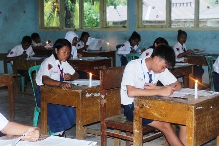 Gelap, Siswa UN Gunakan Lilin