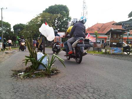 Warga Tanam Bendera Plastik