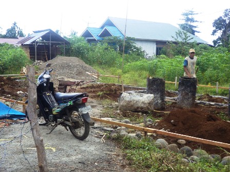 Warga Bangun Rumah Di Badan Jalan