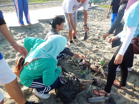 Sahabat Walhi Gelar Aksi Bersih Pantai