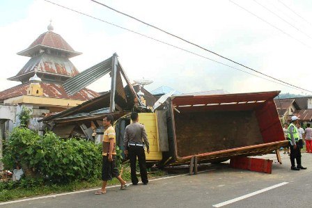 Seruduk Masjid, Truk Terjungkir