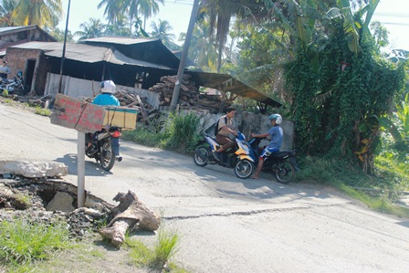 Kendaraan Lebih Tonase Hancurkan Jalan