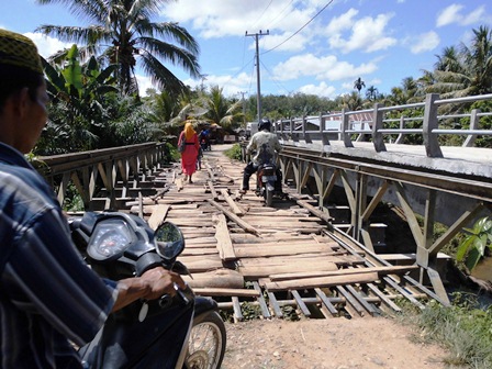 Jembatan Rusak Ancam Pengendara