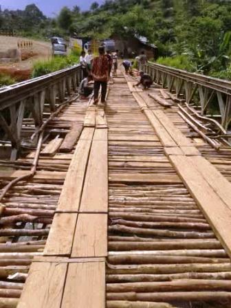 Warga Swadaya Rehab Jembatan