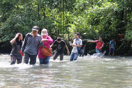 Tak Ada Jembatan, Terpaksa Seberangi Sungai