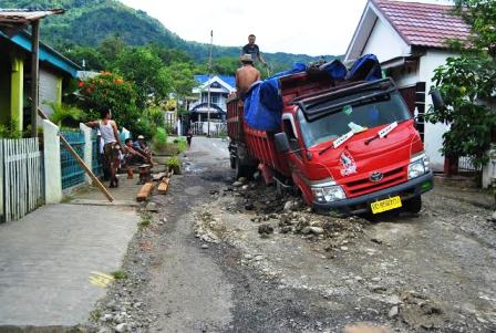 Truk Batubara Macet Ditengah Kota