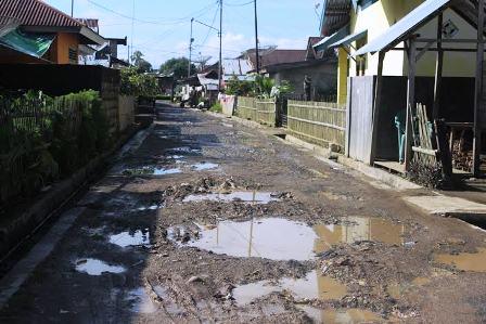 Warga Tunggu Peningkatan Jalan