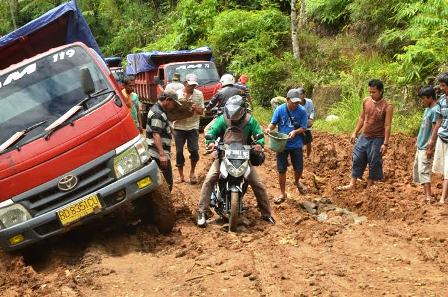 Warga Ancam Blokir Jalan