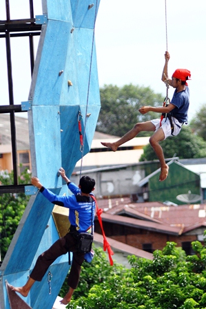 Unived Gelar Lomba Wall Climbing