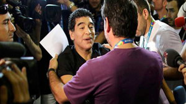 Maradona Tersesat di Antara Fans Brasil