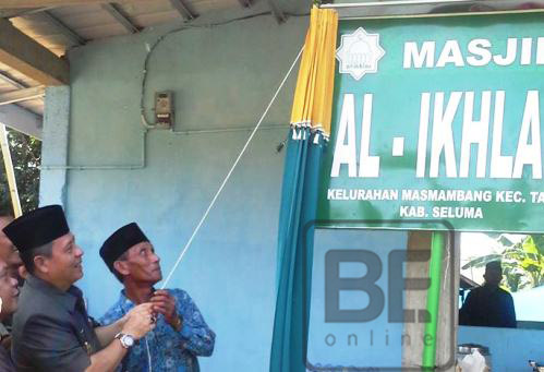 Bupati Gunting Pita Masjid Al Ihklas