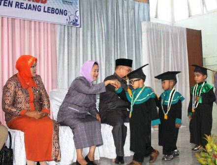 Ribuan Siswa TK/PAUD Diwisuda