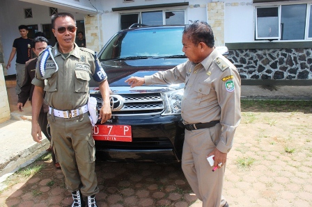 Lagi, Satpol PP Tarik Mobnas Dewan