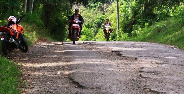 ?Lebihi Tonase, Jalan Rusak