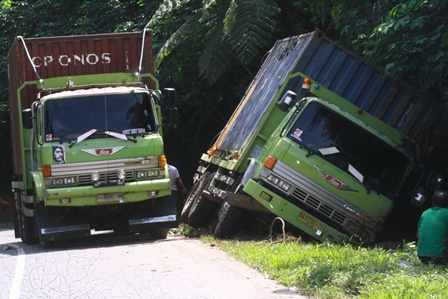 Fuso Bermuatan  Semen Terbalik