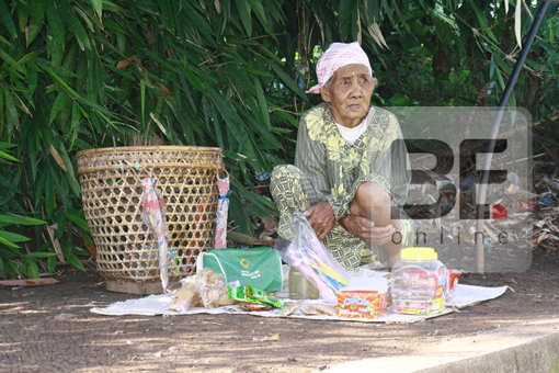 Jualan Kerupuk, Untung  Cuma Rp 2 Ribu/Hari