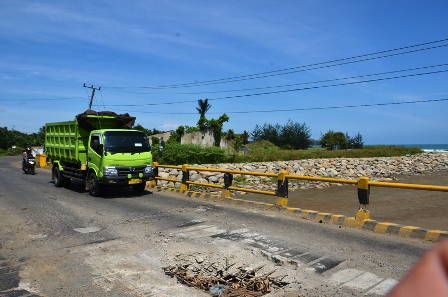 Lubang Jembatan Picu Kecelakaan