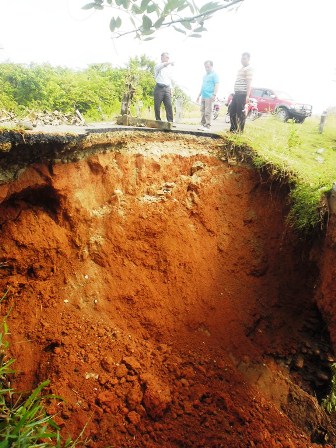 Jalan ke Perkantoran Amblas