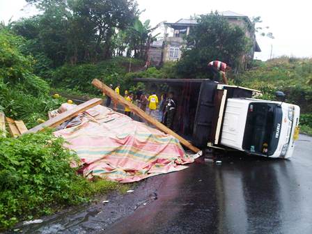 Ngebut, Truk Muatan Kayu Terbalik