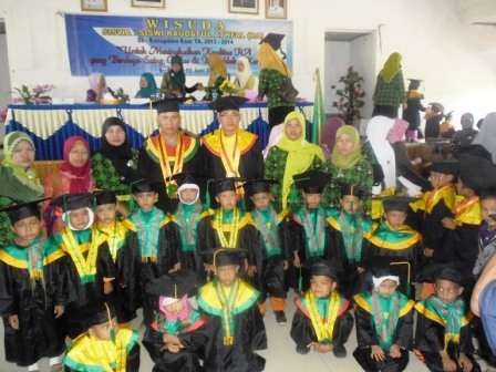 203 Siswa TPA Wisuda