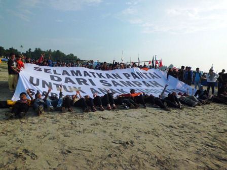 Sampah Menggunung di Pantai Jakat