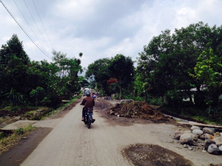 Keluhkan Jalan Berdebu