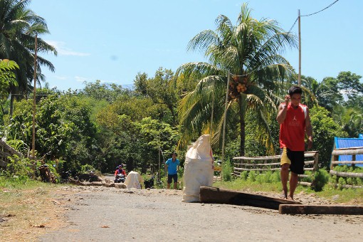 Warga Blokade Jalan Desa