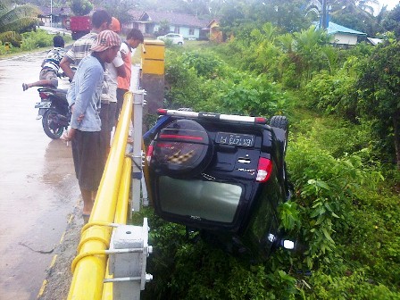 Tabrak Jembatan, Mobil Panther Terjun