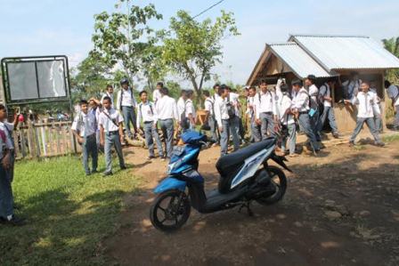 Siswa di Benteng  Sandera Mobil Kepsek