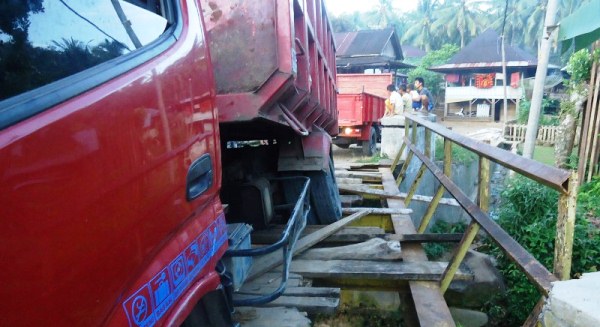 Jembatan Air Keruh Rusak Parah