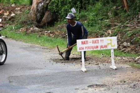 PU Tambal Sulam Jalan Rusak