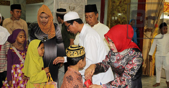 Buka Bersama, Gubernur Santuni 53 Anak Yatim