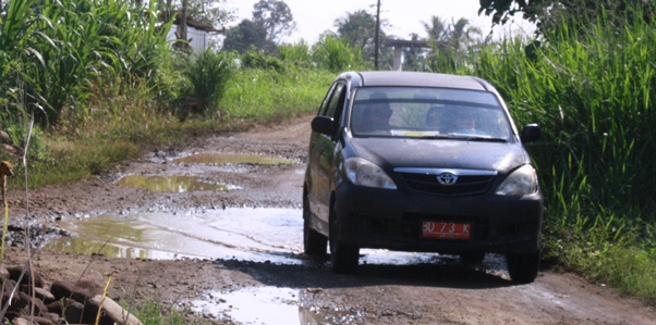 Jalan Provinsi Seperti Kubangan Kerbau