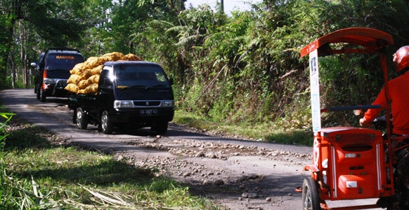 Jalan Penghubung 4 Kecamatan Rusak