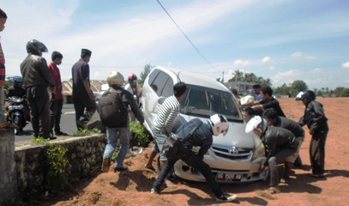 Xenia Tabrak Pembatas Jalan