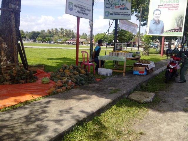 Pedagang Berjualan di Lapangan Merdeka