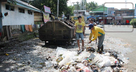 Sampah Pasar Kaget Menumpuk